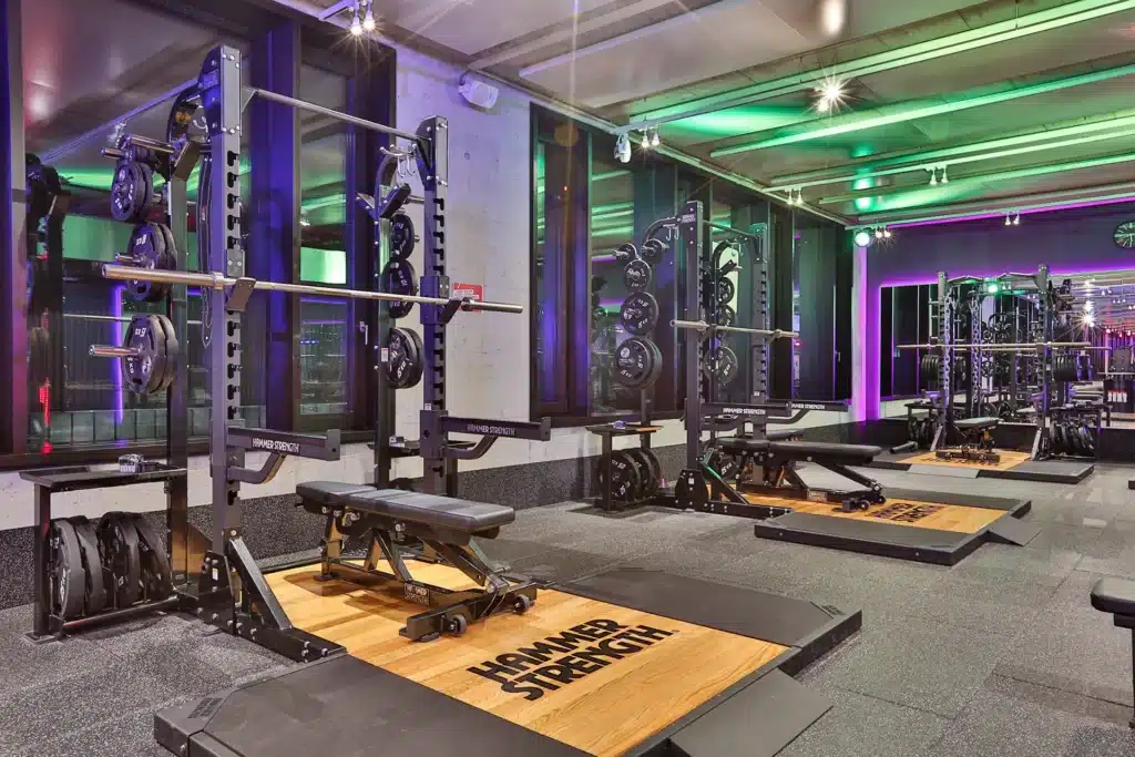 Der Bereich "Hammer Strength" im clever fit Fitnessstudio in Aarau eignet sich perfekt, um deine Kraft zu trainieren.