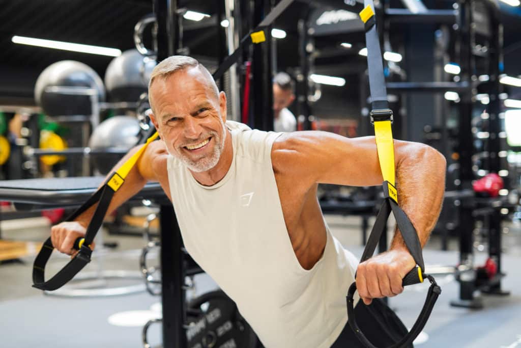 Ob im Stehen oder im Liegen, beim TRX-Training arbeitest du mit dem eigenen Körpergewicht.