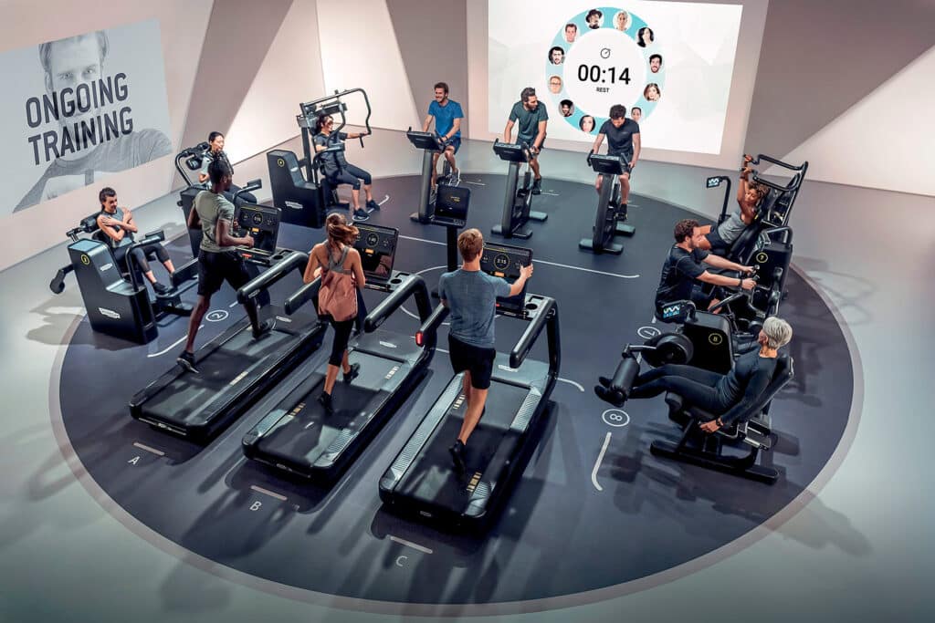 Biocircuit Trainingsbereich im Fitnessstudio mit intelligent vernetzten Geräten für geführtes Zirkeltraining und effektives Ganzkörpertraining.