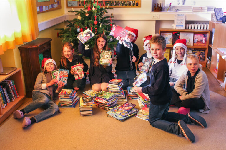 clever fit - Bücherspende an die Grundschule des Landheim Ammersee