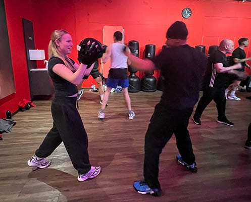 Steigere dein Reaktionsvermögen mit Pratzen Fitness Boxen bei clever fit Schweiz.